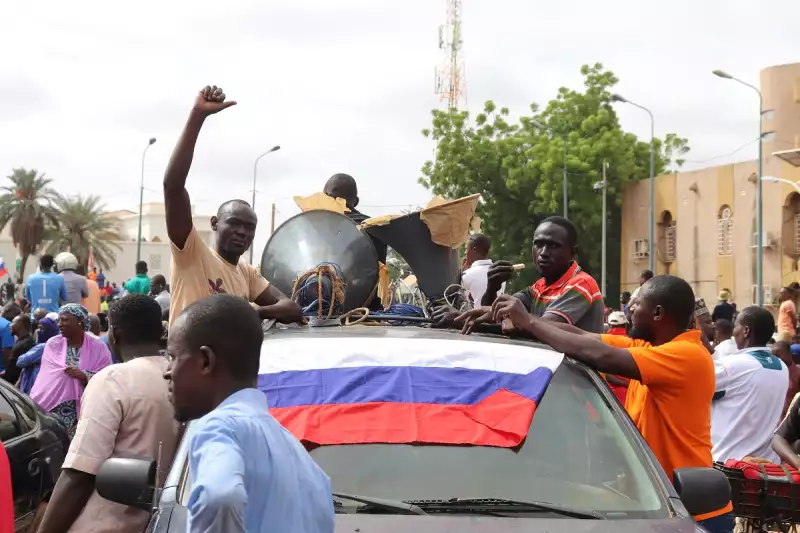 Előkerültek az orosz zászlók Nigerben: a junta visszavonta a Franciaországgal kötött katonai megállapodásokat