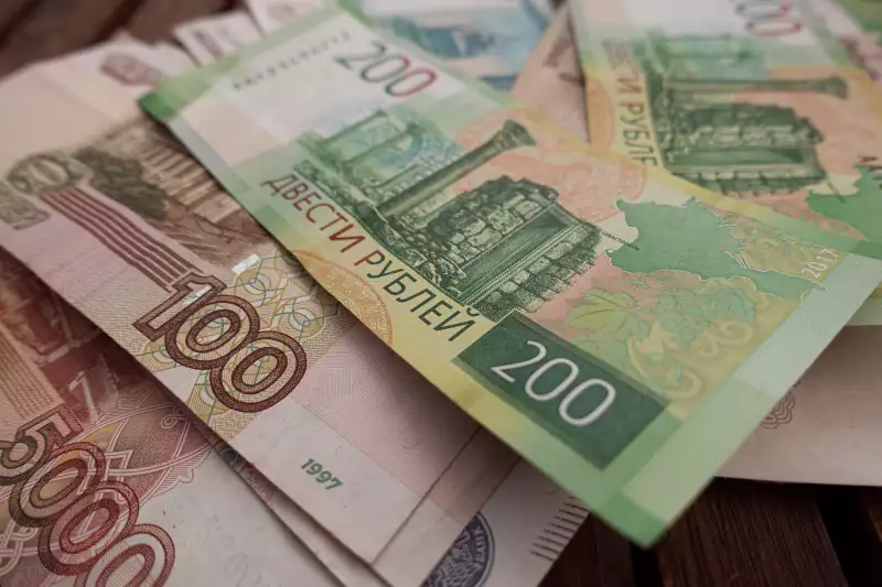 Kétségbeesett lépés az orosz jegybanknál, a forint is lejtőre került