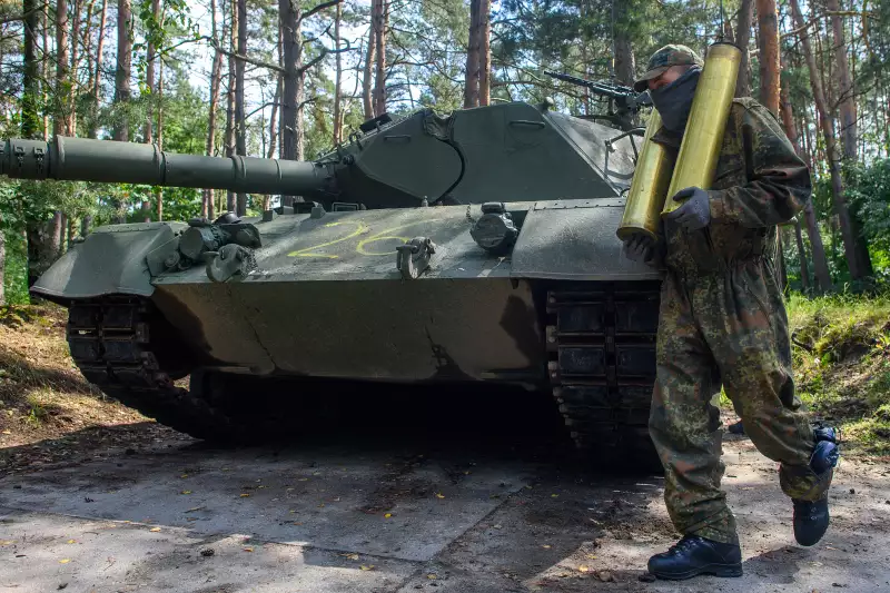 Az Ukrajnának küldött elavult tankok miatt kritizálják a német kormányt