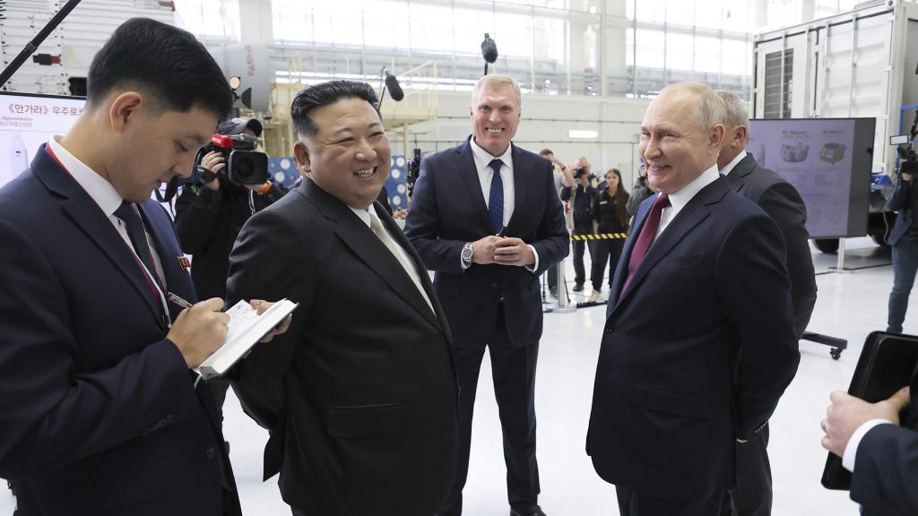 Megnézte az orosz atomfegyvereket Kim Dzsongun