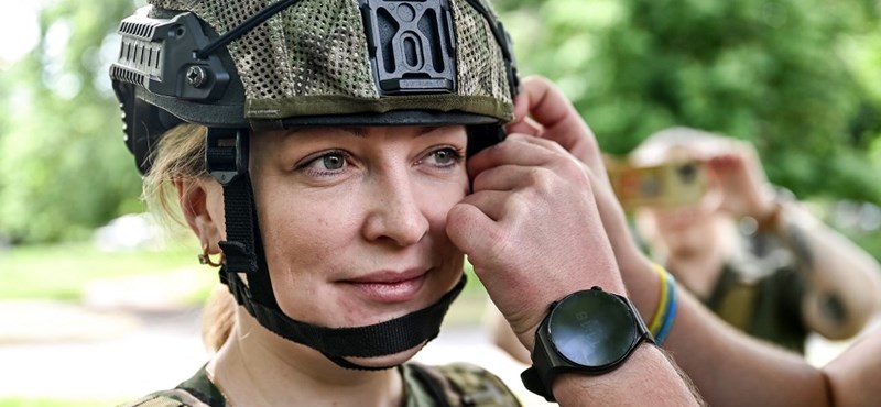 Ukrajna: katonai szolgálatra kell jelentkezniük az egészségügyi végzettséggel rendelkező nőknek