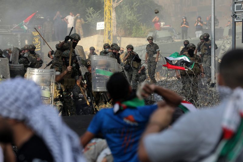 Összecsaptak a rendőrök a tüntetőkkel az amerikai nagykövetségnél Libanonban