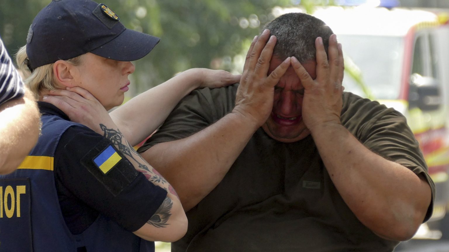 Megemlékezésen vettek részt egy ukrán falu lakosai, amikor orosz légicsapás érte őket