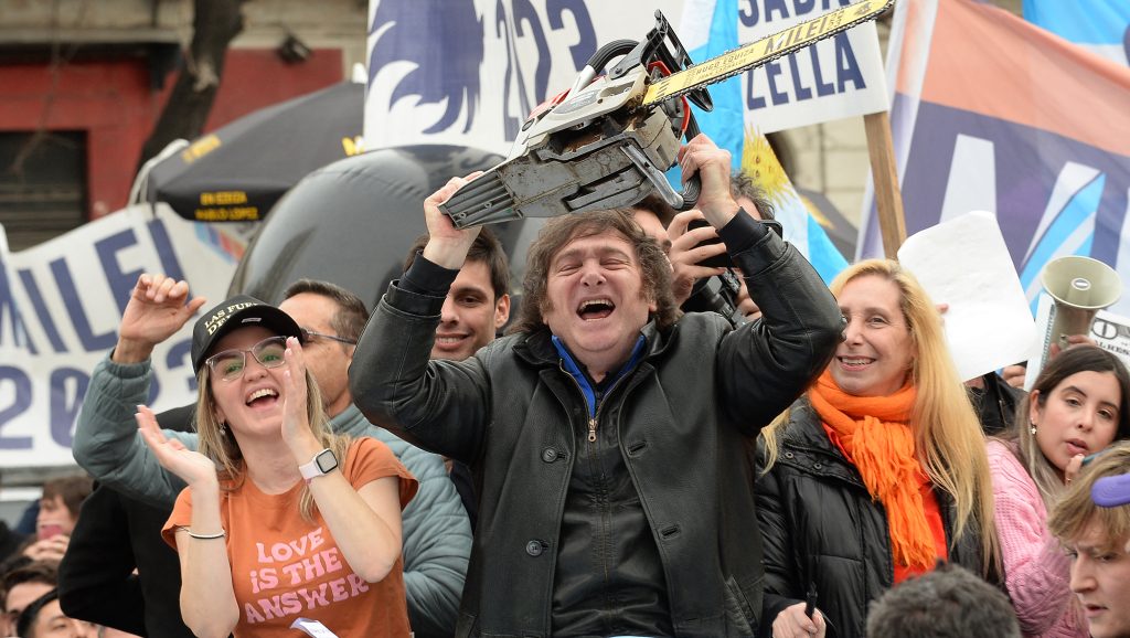 Megnyert az argentin elnökválasztást a láncfűrésszel kampányoló Javier Milei