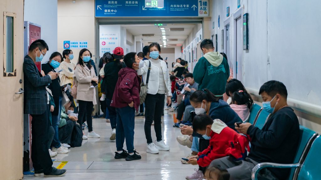 A légzőszervi megbetegedések emelkedése miatt új járványklinikákat nyitnak Kínában