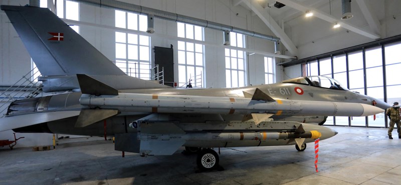 Dániában már F-16-osokon gyakorolnak az ukrán pilóták