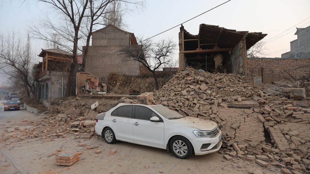 Pokoli földrengés volt Kínában, legalább 118 halott