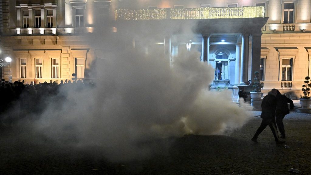 Tüntetők próbáltak behatolni a városházára Belgrádban