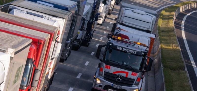 Lépett a rendőrség a Magyarország felé kerülő kamionosok tömegei miatt
