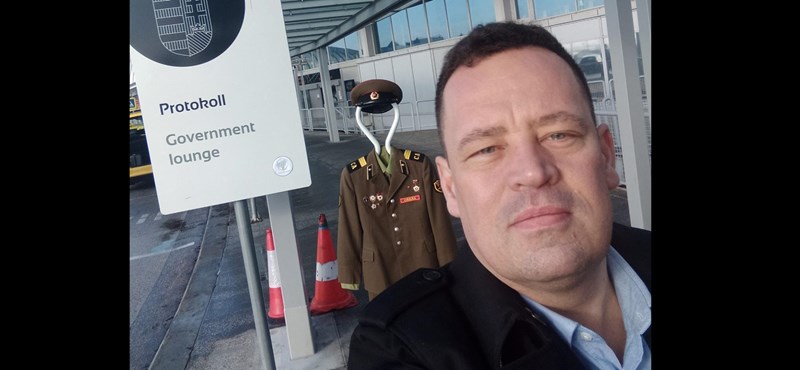 Szovjet katonai egyenruhát vitt két civil aktivista az uniós csúcsra induló Orbán Viktornak a reptérre