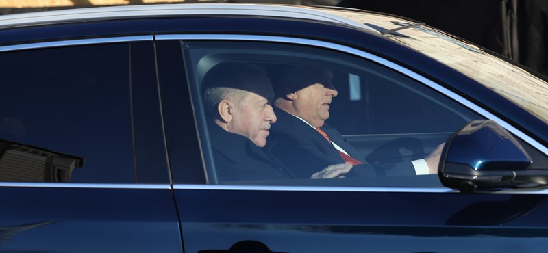 Orbán, a sofőr: egy török elektromos autóban vitte körbe a kormányfő Erdogant a Várban – képek