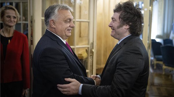 Orbán Viktort fogadta a láncfűrészes elnök