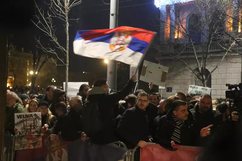 Éhségsztrájk, lemondások és tiltakozások Szerbiában