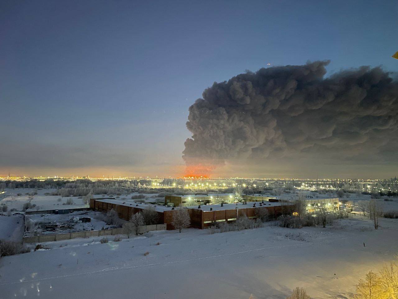 Fél Szentpétervárt füstbe borítja az óriási raktártűz