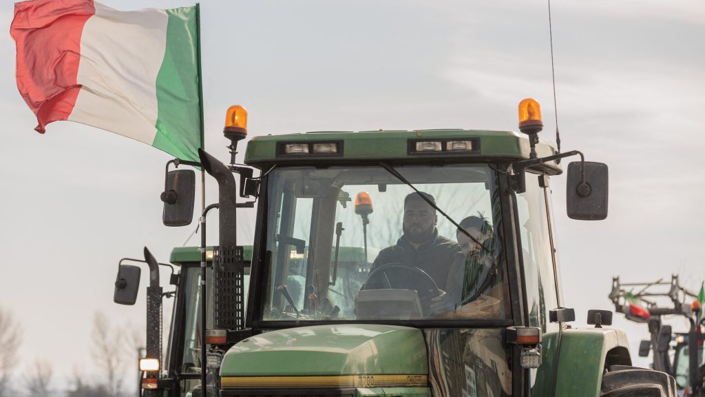 Traktorokkal indultak el Milánó belvárosába tüntető olasz gazdák