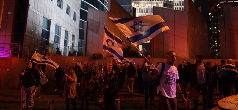 Vízágyúval oszlatott kormányellenes tüntetést Tel Avivban a rendőrség