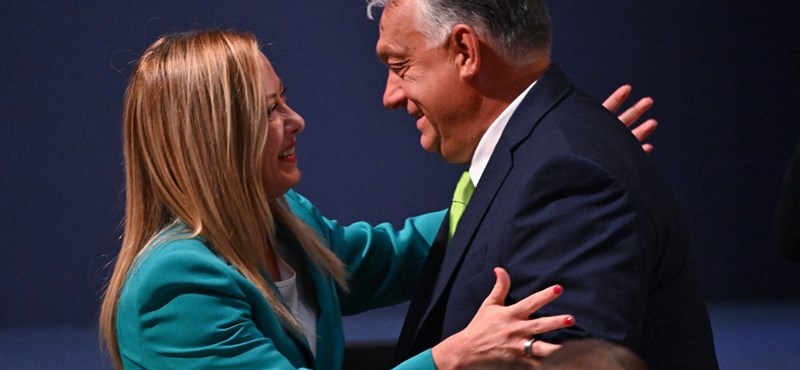 „Orbán már ágyba bújna, de Meloni még kérne előtte egy újabb randit”