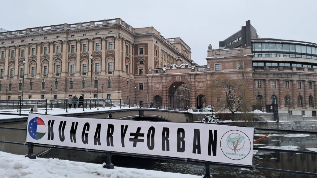 A NATO-tagsággal egreciroztatott Svédországban demonstráltak magyarok: Hungary ≠ Orbán