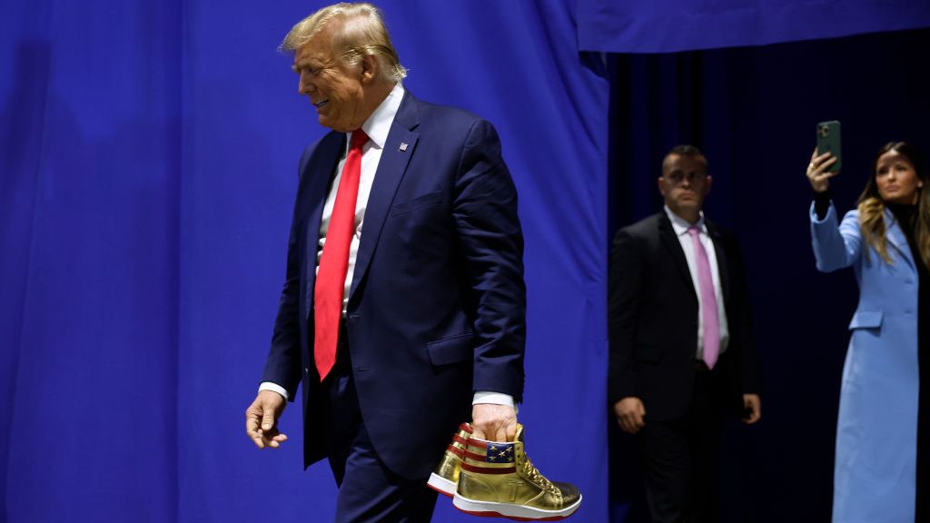 Trump aranyozott cipőmárkát dobott piacra egy nappal a gigabüntetés után