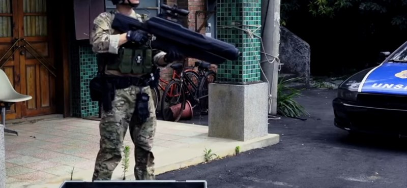 Videón látható a sci-fibe illő tajvani fegyver, amely lekapja a levegőből a kínai kémdrónokat