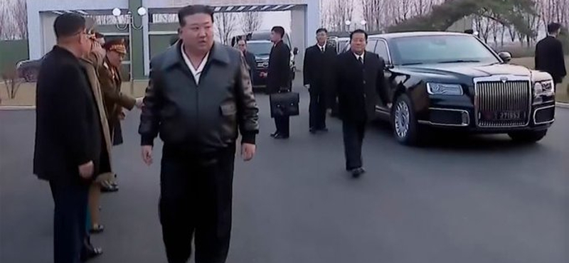 Videó: Putyintól kapott orosz luxusautóval furikázott Kim Dzsong Un