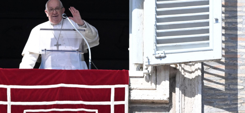 Nem javul Ferenc pápa állapota, a pápamobilba sem tudott bemászni – videó