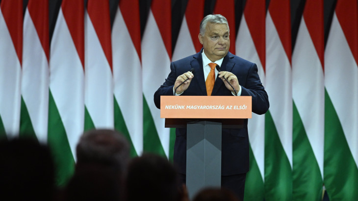 Orbán nem hajlandó oldalt választani a konfliktusban, de szimpátiája egyikük iránt egyértelmű