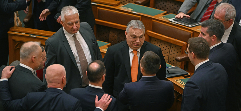 Kihúzott a Fidesz nyolc, már betervezett parlamenti ülésnapot, Novák Előd pedig legyőzte a Coca-Colát 