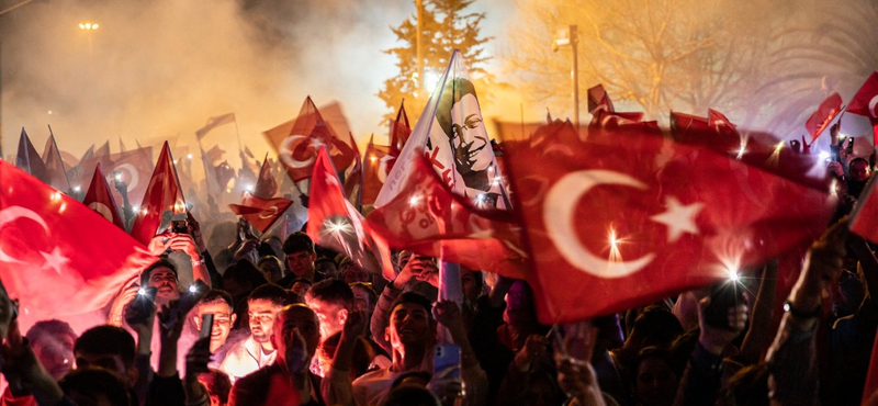 Ünneplés közben lezuhant és meghalt a legnépszerűbb török ellenzéki párt egyik elnökhelyettese – videó