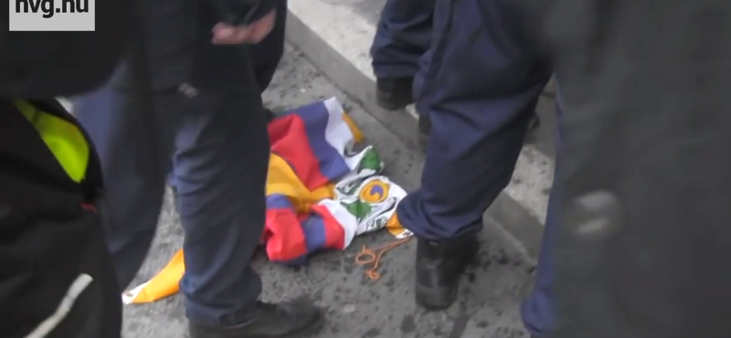 Tibeti zászlókkal készülnek a kínai elnök ellen tüntetők Budapesten