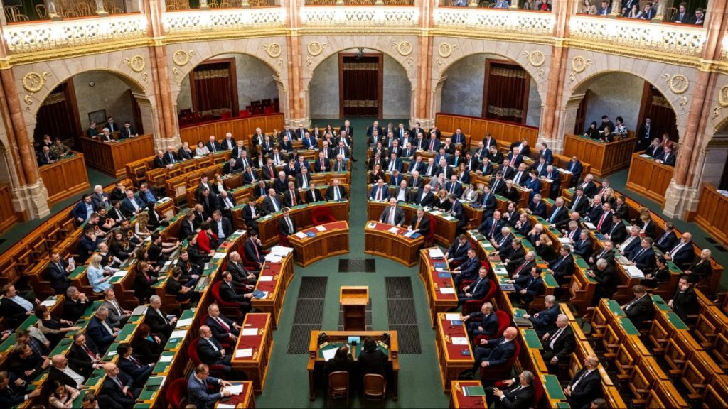Kétharmados elégedetlenséget, hárompárti parlamentet mért a Publicus